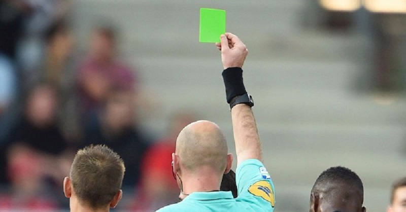 Thẻ xanh được áp dụng vào năm 2003 với mục đích chính là bảo vệ sức khỏe của cầu thủ